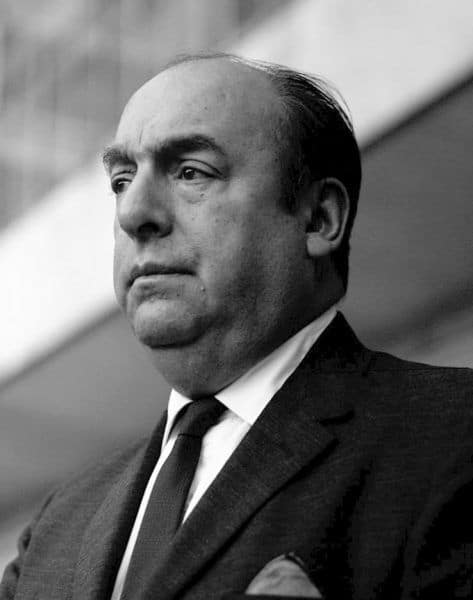 El gran poeta Pablo Neruda sigue con sus calles a pesar de insinuar una violación en su libro de memorias Confieso que he vivido. 