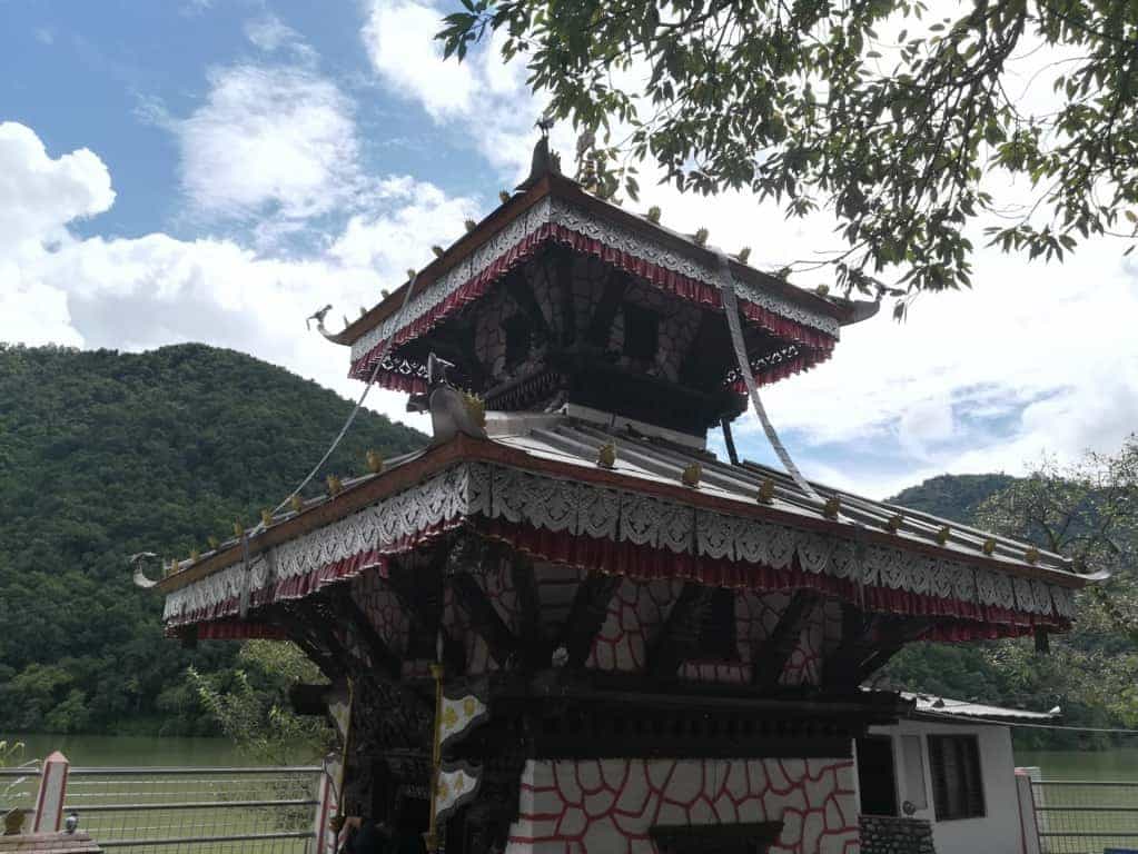 Templo Bahari, en el lago Phewa Templo Bahari, en el lago Phewa